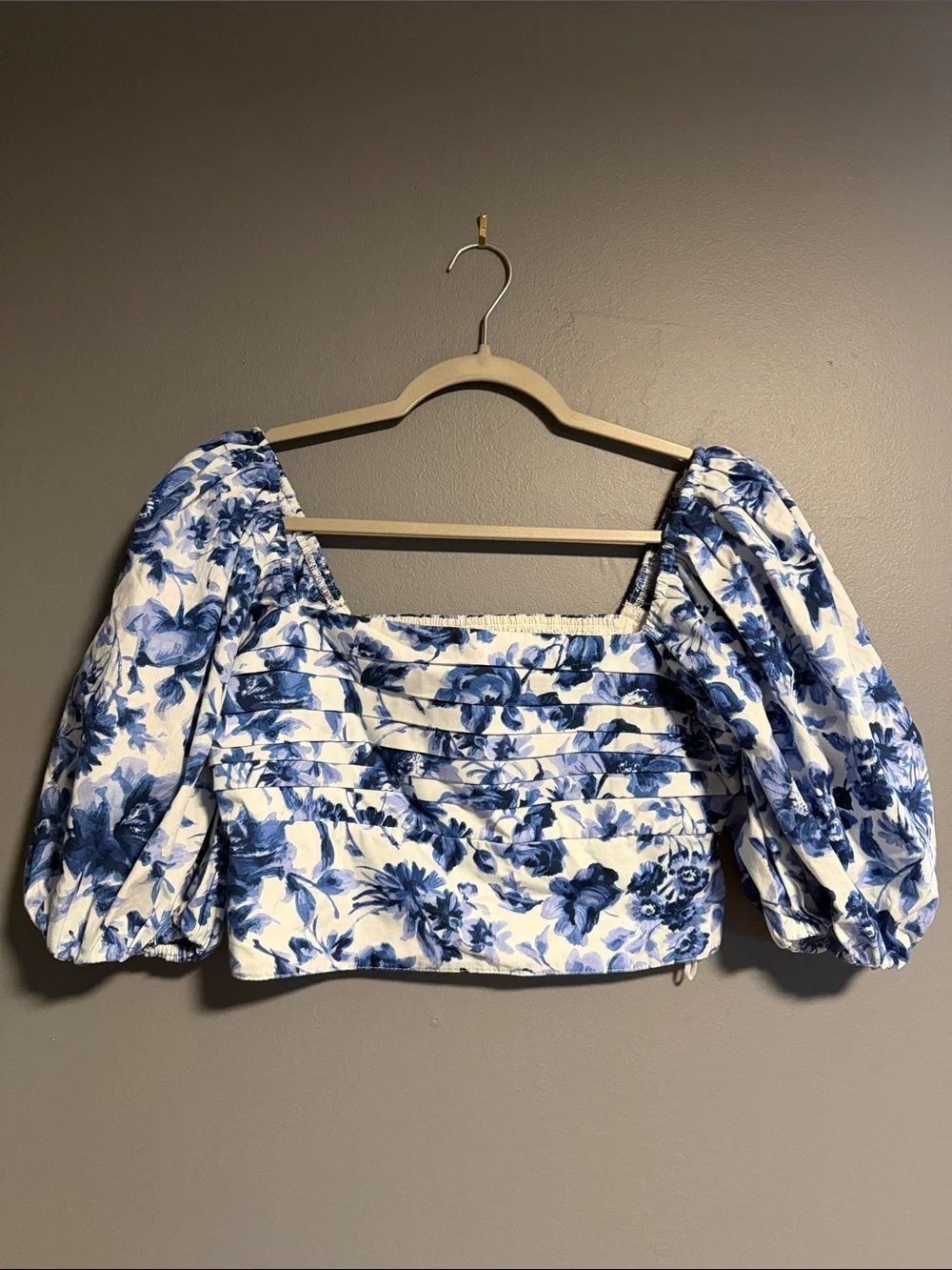 Abercrombie & Fitch Blue and White Floral Puff-Sleeve Crop Top